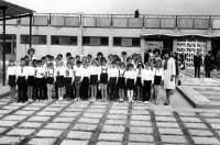 Květa Dostálová (vpravo) se svými žáky v Kábulu / 1967