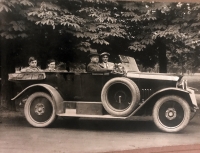 Starý otec za volantom