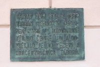 Pamětní deska umístěna na budově sokolského domu