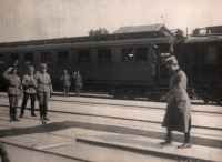 Starý otec salutuje cisárovi Karolovi I., r. 1917