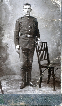 Albínov pradedko z maminej strany p. Korbeľ. Padol v 1. svetovej vojne na Balkáne, pochádzal zo Zliechova