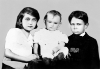 Leonid Dohovič (vpravo) na snímke z doby druhej svetovej vojny so svojimi sestrami