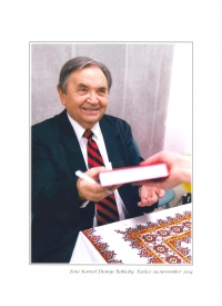 Leonid Dohovič so svojou knihou o väznení v sovietskych lágroch, autogramiada