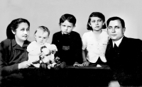 Leonid Dohovič (uprostred) na snímke z doby druhej svetovej vojny s otcom a sestrami, snímka pochádza z doby okolo roku 1940