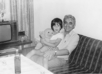 Jiří Boháč v září 1985 na služební cestě v Polsku, s dcerou hostitele, který je ubytoval