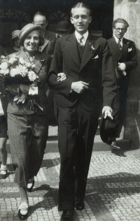 Svatební fotografie rodičů pamětnice Marie a Jindřicha Macháčkových, Staroměstská radnice Praha 1934. Vpravo Jiří Sklenář, bratr Marie