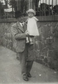 František Macháček z Kaznějova (údajně byl podobný dr. E. Benešovi), dědeček s Eviným bratrem Pavlem, 1936