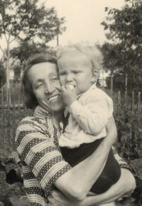 Františka Macháčková z Kaznějova, babička Evy Galleové s jejím bratrem Pavlem, 1936 