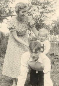 Marie a Jindřich Macháčkovi se synem Pavlem v Kaznějově, kde krátce žili, 1936
