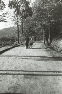 Maminka Evy (v kočárku) a Pavla na procházce v Tišnově, kde za války žili, 1940