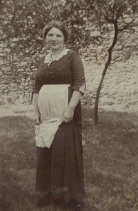 Marie (Mařenka) Rottová, babička Evy Galleové z matčiny strany, Kožlany 1915