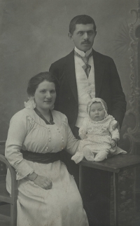 Maminka pamětnice Maruška (5 měsíců) s rodiči, 1916