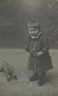 Maruška Rottová, maminka pamětnice, jako tříletá u fotografa, 1919