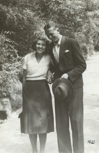 Rodiče pamětnice jako mladý pár, květen 1932