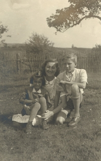 Eva (5 let), Irenka, mladší sestra tatínka, a Pavel, léto 1945