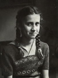 Portrét Evy v deseti letech, Praha 1950