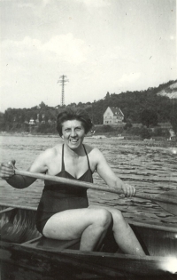 Maminka pamětnice Maruška na vodě, 1958