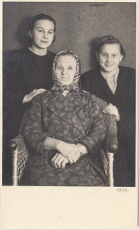 Zleva maminka, teta, prababička, 1939