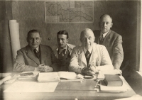 Ing. Jindřich Macháček (druhý zleva) s kolegy z práce, Žilina 1939