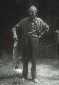 Jindřich Macháček jako vášnivý rybář s úlovkem (štika), 1950