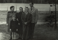 Zleva vzadu - Evina maminka, babička Macháčková, její syn Jindřich, Evin otec, zleva vpředu Evini bratři Martin a Pavel, Kožlany asi 1954