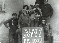 Eva (vzadu vlevo) a Archi (vzadu vpravo) s přáteli skauty, 1972