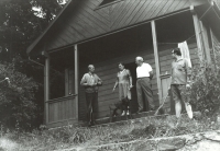 Zleva otec Jindřich, maminka a otec Archiho, Archi, chata u Rožmberku 1972