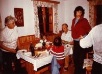 Eva (stojící vpravo) s rodiči a dětmi, chata u Rožmberka 1975