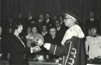 Evina promoce na Lékařské fakultě Univerzity Karlovy, Praha 1971