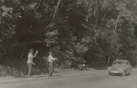 Eva na stopu v Polsku, do Varšavy jeli vlakem, potom stopem k lodím a po řece k moři, 1969