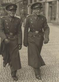 Jiří Sklenář vpravo, strýc pamětnice, odsouzený na šest let v nespravedlivém procesu v roce 1955, Praha asi 1946