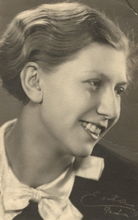 Marie (Maruška) Rottová, maminka pamětnice, asi v šestnácti letech, asi 1932