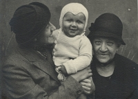 Zleva Marie Macháčková se synem Pavlem a babička Rottová z Kožlan, 1935