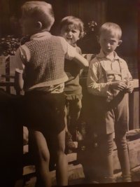 Eva s bratrem Pavlem (stojí zády) a kamarádem ze sousedství, Tišnov 1942