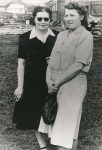 Růžena Přeučilová (vpravo) a druhá žena Františka Přeučila, Eliška Hrušková, asi v roce 1951