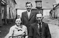 S rodiči Annou a Josefem na statku v osadě Krtín v obci Skapce, 50. léta
