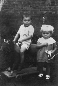 Se sestřenicí, Velký Špakov, Volyň, cca 1938