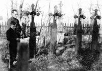 S otcem Josefem před odjezdem z Volyně, hřbitov ve Velkém Špakově, 1947