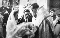 Jaroslav Moravec (druhý zprava) ministruje na svatbě ve Skapcích, konec 50. let