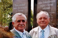 Jaroslav Moravec (vpravo) při odhalení pomníku obětem války, Rovno, Ukrajina, 2007