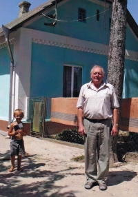 Jaroslav Moravec před rodným domem ve Velkém Špakově, Ukrajina, 2012