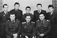 Jaroslav Moravec (druhý zprava nahoře) s vojáky základní vojenské služby, 50. léta
