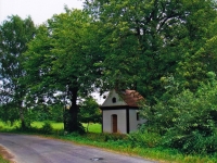Kaplička v Krtíně (obec Skapce), kam Jaroslav Moravec chodil zvonit
