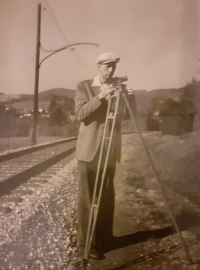 Evin tatínek při práci, jako geodet vyměřuje trať, Rožmberk - Vyšší Brod, 1956