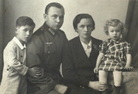Roman Frait, nevlastní otec Bruno Frait, matka Marie a sestra Mariana, Brno 1942