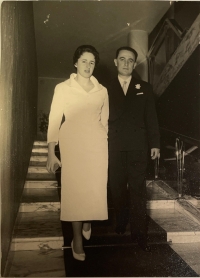 Trudy Bandler Scaramuzzi a Gaetano Scaramuzzi, svatební fotografie před chrámem sv. Petra v Římě, 1957