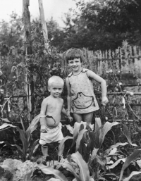 S mladší sestrou v r. 1977