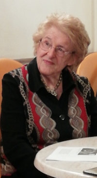 Trudy Bandler Scaramuzzi meeting the project participants in the café Astra in Florence in February 2020