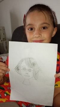 Emma Pedrotti, jedna z autorského týmu Scuola ceca ukazuje obrázek Trudy, který v rámci projektu nakreslila