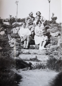 Eva jako dítě s rodinou: matka, otec, babička, děda a strýc s manželkou